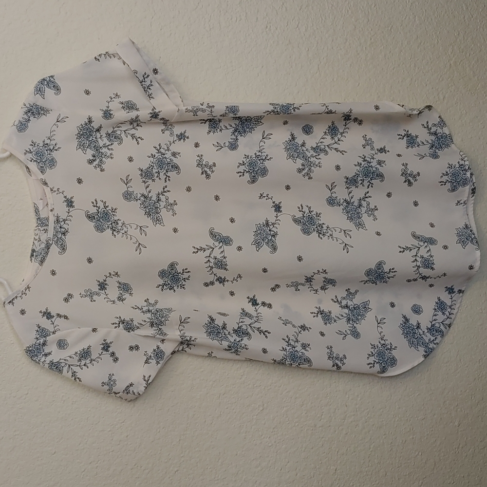 NWT XS Lauren Conrad white and blue floral short sleeve blouse.
